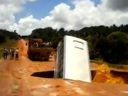 Bawa Turis, Bus di Brasil Masuk Lubang & Muncul Lagi di Sungai