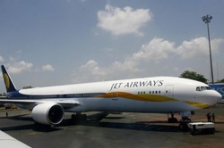 Edan! Penumpang Pesawat Loncat dari Pintu Darurat Setelah Mendarat