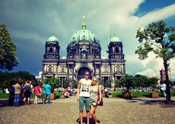 Keliling Dunia Gratis Biaya Menginap, Kok Bisa?