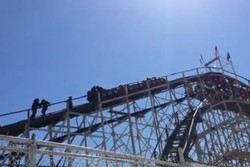 Hii! Roller Coaster Macet di Ketinggian, Turis Turun Jalan Kaki