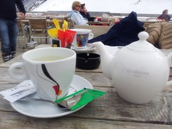 Slurp! Nikmatnya Minum Teh di Tengah Salju Pegunungan Alpen