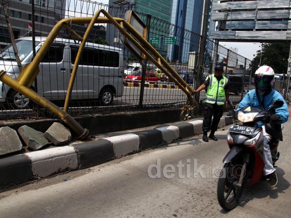 Palang Jalur TransJ di Gatot Subroto Bengkok