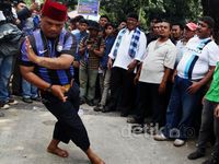 Pesilat Betawi Pamer Jurus di Depan Balai Kota