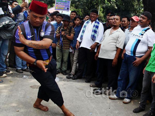 Pesilat Betawi Pamer Jurus di Depan Balai Kota