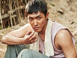 Tubuh Kotor dan Kekar Lee Joon di Potongan Gambar Film Guest