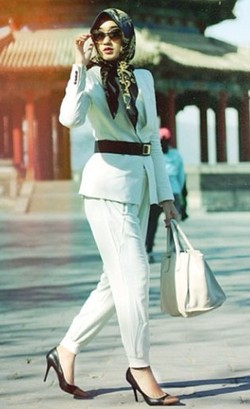 Foto: Ketika Dian Pelangi Tampil Modis dengan Busana Monokrom