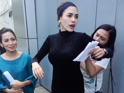 Bebas dari Rutan Pondok Bambu, Nikita Kunjungi Makam Olga