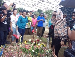 Kunjungi Makam Olga Syahputra, Nikita Mirzani Tabur Bunga dan Siram Air Mawar