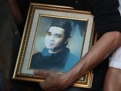 Kenangan Pampam Hadiahi Olga Syahputra Jam Tangan Limited Edition