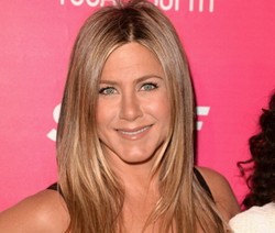 Rahasia Rambut Indah Jennifer Aniston, Dikepang Dua dan Jarang Keramas