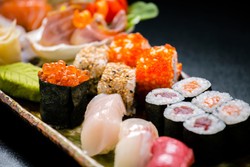 Wow, Sushi dan Sashimi Ini Disajikan di Atas Tubuh Para Model Tampan dan Cantik