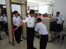 Dicek Pakai Metal Detector di Bandara Mamuju, Jonan Heran Petugasnya Mungil