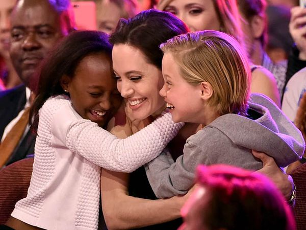Momen Sweet Angelina Jolie dengan 2 Putrinya