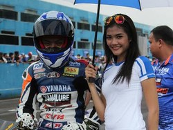 Intip Keceriaan Gadis Payung Yamaha, Yuk!