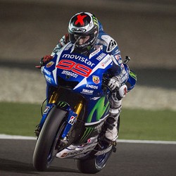 Gagal Menang, Lorenzo Salahkan Helm