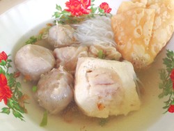 Bakso Malang Asli Wiji Jaya: Sedep Pol! Bakso dan Pangsit Goreng Renyah Berkuah Gurih