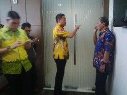 Kisruh Fraksi Golkar: Berawal dengan Obeng, Berakhir Cipika-cipiki