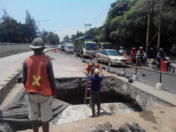 Awas! Ada Lubang Sedalam 2 Meter di Jalan Daan Mogot