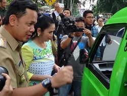 Bima Arya dan Vina Panduwinata Sosialisasikan Tarif Angkot di Jalan