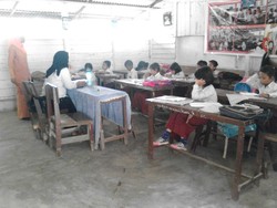 Mirisnya SD Tua di Medan Ini, Siswa 3 Kelas Belajar di Satu Ruangan