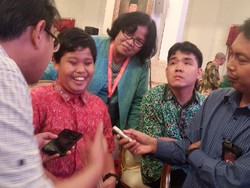 Ketika Jokowi Jadi Pembisik Anak Tuna Netra Saat Nobar Film di Istana