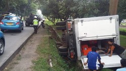 Truk Boks Terguling di Layang UI Arah Lenteng Agung, Lalu Lintas Macet