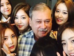 Sultan Malaysia Malu-malu Selfie Bareng T-Ara