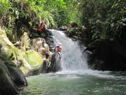 Serunya Body Rafting di Curug Naga, Puncak
