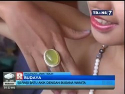 Model-model Cantik Peragakan Batu Akik Serasi dengan Busana Wanita