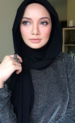 Foto: Cantiknya Noor Neelofa, Aktris Sekaligus Pengusaha Muda Berhijab