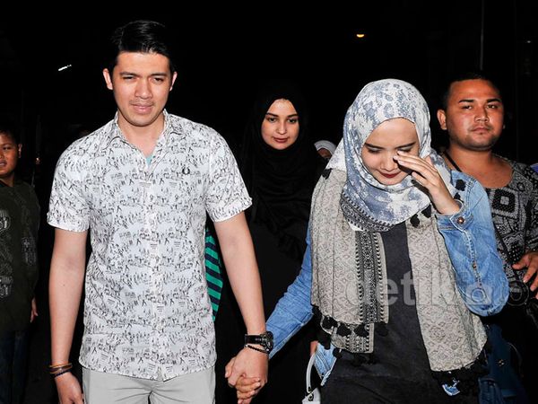 Irwansyah dan Zaskia Sungkar Hadiri Tahlil 3 Harian Olga Syahputra