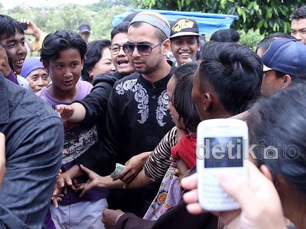 Raffi Ahmad Ziarah ke Makam Olga, Warga Antusias