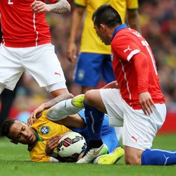 Neymar Kecam Tekel ala UFC dari Medel