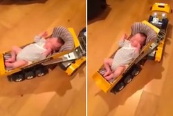 Kreatif! Ayah Berusaha Tidurkan Bayinya Menggunakan Truk Mainan