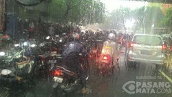 Pemotor Berteduh di Bawah Flyover Tebet, Lalin Arah Manggarai Macet