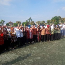 Minum Jamu Bareng Pelajar, Puan Deklarasikan Sukoharjo Sebagai Kabupaten Jamu