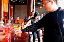 Turis Sumbang iPhone 6 untuk Kuil di Tiongkok