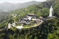 Kuil di Hong Kong Punya Buddha Emas & Ruang Anti Peluru