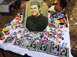 Laris Manis! Pedagang Souvenir di Makam Olga Diserbu Pembeli