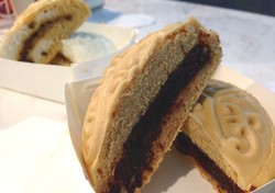 Don Pao: Ngemil Bakpao Coklat Leleh Bersama Red Velvet Frappe yang Legit Creamy