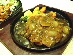 Makan Enak Siang Ini dengan Chicken dan Beef Wiener Schnitzel yang Renyah Bersaus Gurih