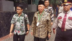 Jenguk Fuad Amin di KPK, Hamzah Haz: Dia Besan Saya, Cucunya Wali