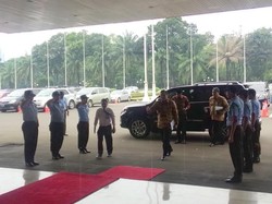 Hormat Pamdal DPR untuk Kepala Staf Kepresidenan Luhut Pandjaitan