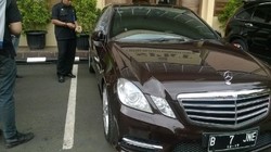Kaca Mobil Mercy Milik Bos JNE Dipecahkan Pencuri di Slipi