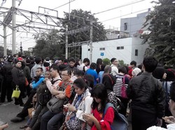 Hari Kedua Jadwal Baru KRL, Penumpang Menumpuk di Stasiun Rajawali Pademangan