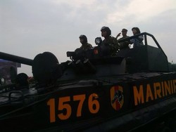 Jadi Warga Kehormatan Marinir, KSAL Disambut Dentuman TNT dan Peluru