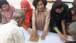 Putri-putri Pejuang Meriahkan Aksi 1.000 Cap Tangan Kemensos