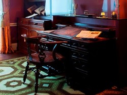 Ini Meja Rahasia Tempat Charles Dickens Menulis