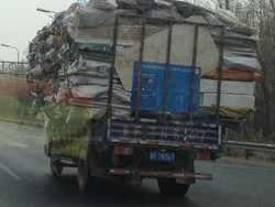 Truk Kelebihan Muatan Bikin Pengendara Lain Ketakutan