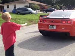 Aksi Konyol Cabut Gigi Anak Pakai Mobil Sport